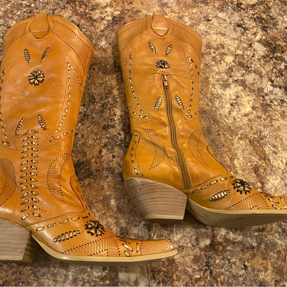 BCBG Western Cowboy Boots 8M Rich Tan w/ Gold accents and stitching! Worn once!